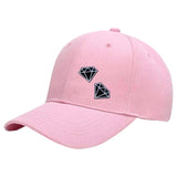 Twee maal de Diamant Diamond Strijk Embleem Patch op een roze cap