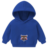 Wasbeer Racoon Strijk Embleem Patch op een blauwe kleine hoodie