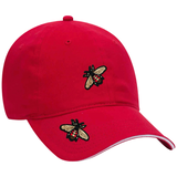 Bij Bijen Strijk Embleem Patch Rood Beige twee maal op een rode cap