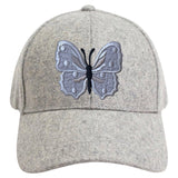 Vlinder Grijs Strijk Embleem Patch op een grijze cap