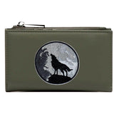 Wolf Huilen Strijk Embleem Patch op een groene portemonnee