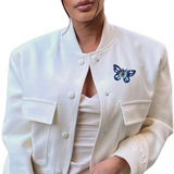 Vlinder Kralen Op Naai Patch Fashion Part op een wit jasje