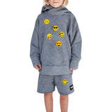Emoji Smiley Rond Geel Strijk Embleem Patch Zonnebril samen met andere patches uit deze serie op een grijze hoodie en korte broek