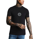 Pentagram Strijk Embleem Patch op een zwart t-shirt