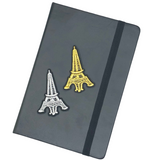 Eiffeltoren Parijs Paris Strijk Embleem Patch Goud samen met de zilverkleurige variant op de voorzijde van een zwarte agenda