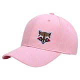 Wasbeer Racoon Strijk Embleem Patch op een roze cap