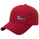 Smile Tekst Strijk Embleem Patch op een rode cap