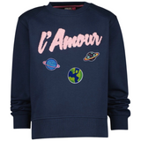 Planeet Met Planeetringen Strijk Embleem Patch samen met twee andere planeet strijk patches op een donkerblauwe sweater