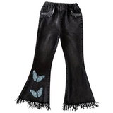 Twee maal de Vlinder Vlinders Strijk Embleem Patch Beige Blauw op de broekspijp van een zwarte spijkerbroek