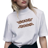 Twee maal de Cosplay Sequins Venetiaans Kant Strijk Applicatie Patch Bruin Goud op een wit t-shirt