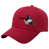 Vogel Kromme Snavel Strijk Embleem Patch op een rode cap