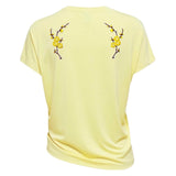Pruimen Bloesem Bloemen Geel Strijk Embleem Patch Links samen met de linker variant op een geel t-shirt
