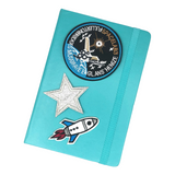 Space Shuttle Spacelab Strijk Embleem Patch op de voorzijde van een blauwe agenda, samen met een ster en raket patch