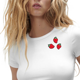 Drie maal de Aardbei Aardbeien Fruit Strijk Embleem Patch op een wit t-shirtje