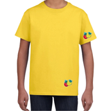 Twee maal de Aardbei Fruit Strijk Embleem Patch op een geel t-shirt