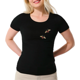 Tee maal de Bij Bijen Strijk Embleem Patch Rood Beige op een zwart t-shirt