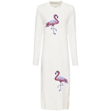 Roze Flamingo XXL Strijk Embleem Patch Links samen met de rechter variant op een witte lange jurk