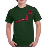 Roos Love Love Tekst Strijk Embleem XL Patch op een groen t-shirt