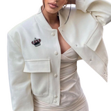 Kroon Strass Opnaai Fashion Part Embleem op een wit jasje