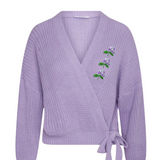 Drie maal de Hortensia Bloem Strijk Embleem Patch op een lila / paars vest