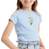Eenhoorn Gekleurde Manen Strijk Patch Embleem op een lichtblauw t-shirtje