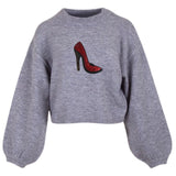 Pump Naaldhak Rood Paillette Strijk Embleem Patch op een grijze sweater