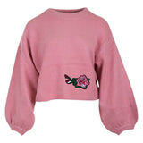 Roos Bloem Knop Strijk Embleem Patch op een roze sweater