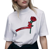 Roos Love Love Tekst Strijk Embleem XL Patch op een wit t-shirt