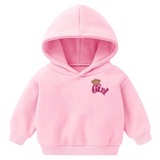 Girl Tekst Kroon Strijk Embleem Patch op een kleine roze hoodie