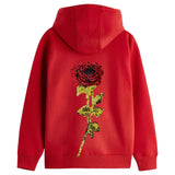 Roos Paillette XXXL Strijk Embleem Patch op de rugzijde van een rode hoodie