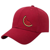 Watermeloen Fruit Strijk Embleem Applicatie Patch op een rode cap