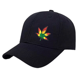 Wiet Hennep Cannabis blad Met Rasta kleuren Strijk Patch op een zwarte cap