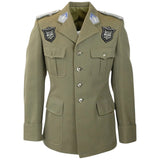 Twee maal de Embleem Stras Strijk Patch op een groene leger uniform jas