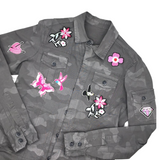 Pink It Up In Springtime Strijk Embleem Patch Set op een gijze jas met camouflage print