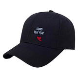 Hart Harten Hartjes Strijk Embleem Patch samen met een Happy New Year strijk patch op een zwarte cap