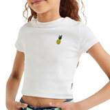 Ananas Emaille Pin op een wit t-shirt