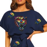 Zwarte Panter XL Strijk Embleem Patch samen met drie bijpassende roos strijk patches op een blauw shirt