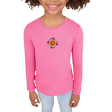 Zon Smiley Oranje Roze Strijk Embleem Patch op een roze t-shirt