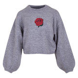 Roos Pioen Bloem Strijk Embleem Patch op een grijze sweater