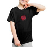 Roos Pioen Bloem Strijk Embleem Patch op een zwart t-shirtje