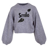 Blad Bladmotief Strass Strijk Embleem Patch samen met een andere bladmotief en een smile tekst patch op een grijze sweater