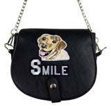 Hond Golden Retriever Embleem Patch op een klein zwart tasje samen met een Smile tekst strijk patch