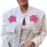Twee maal de Roos Rozen Paillette Strijk Embleem Patch Roze op een wit kort jasje