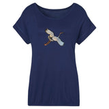 Vogel Kraanvogel XL Strijk Embleem Patch Links op een donker blauw t-shirt