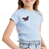 Donker Roze Zwarte Vlinder Strijk Embleem Patch op een lichtblauw t-shirtje
