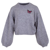 Donker Roze Zwarte Vlinder Strijk Embleem Patch op een grijze sweater