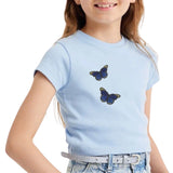 Twee maal de Vlinder Strijk Embleem Patch Donker Blauw Zwart op een lichtblauw t-shirtje