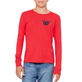 Roze Rode Zwarte Vlinder Strijk Embleem Patch op een rood t-shirt