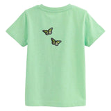 Twee maal de Vlinder Strijk Patch Lichtgroen Zwart op een groen t-shirt