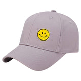 Emoji Smiley Strijk embleem Patch Glimlach op een grijze cap